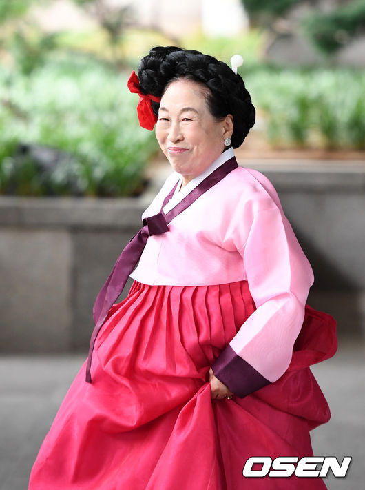 [OSEN=이대선 기자] 31일 오전 서울 여의도 KBS 신관에서 KBS 1TV ‘아침마당’ 생방송이 진행됐다.배우 전원주가 방송국을 나서고 있다. 2021. 5. 31 /sunday@osen.co.kr