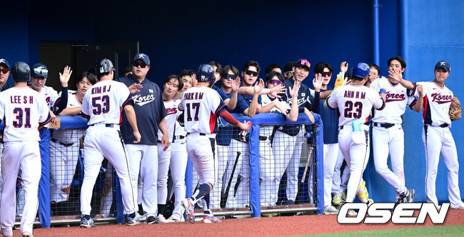 [OSEN=오키나와(일본), 최규한 기자] 2026 WBC(월드베이스볼클래식)를 준비하는 대한민국 야구 대표팀이 26일 일본 오키나와 가데나 야구장에서 프로야구 삼성 라이온즈와 연습경기를 펼쳤다. 야구 대표팀은 오키나와에서 국내 팀들과 6차례 연습경기를 치르며 전력을 끌어올릴 예정이다.5회말 1사 만루 상황 대표팀 안현민이 달아나는 우월 만루포를 날리고 홈을 밟은 뒤 더그아웃 동료들과 기뻐하고 있다. 2026.02.26 / dreamer@osen.co.kr
