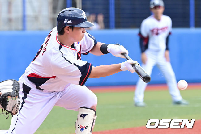 [OSEN=오키나와(일본), 최규한 기자] 부동의 4번 타자 '307억 사나이' 노시환이 희생번트를 대고 있다.