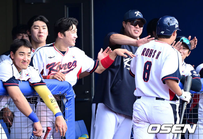 노시환을 미소로 맞이하는 대표팀 더그아웃.