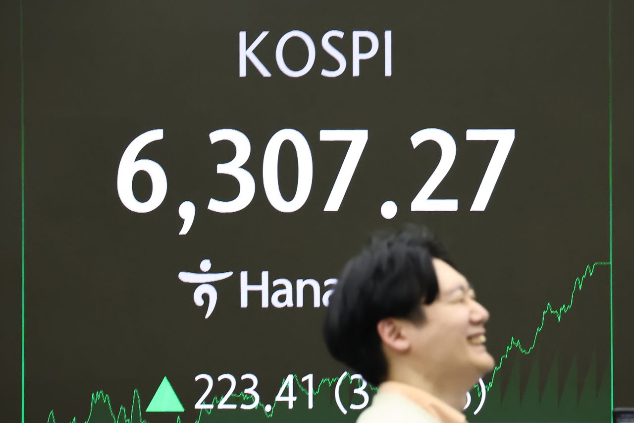 코스피가 사상 최고치 랠리를 이어가며 전장보다 3.67% 오른 6,307.27에 장을 마감한 26일 서울 하나은행 본점 딜링룸에서 딜러가 업무를 보고 있다. 연합뉴스