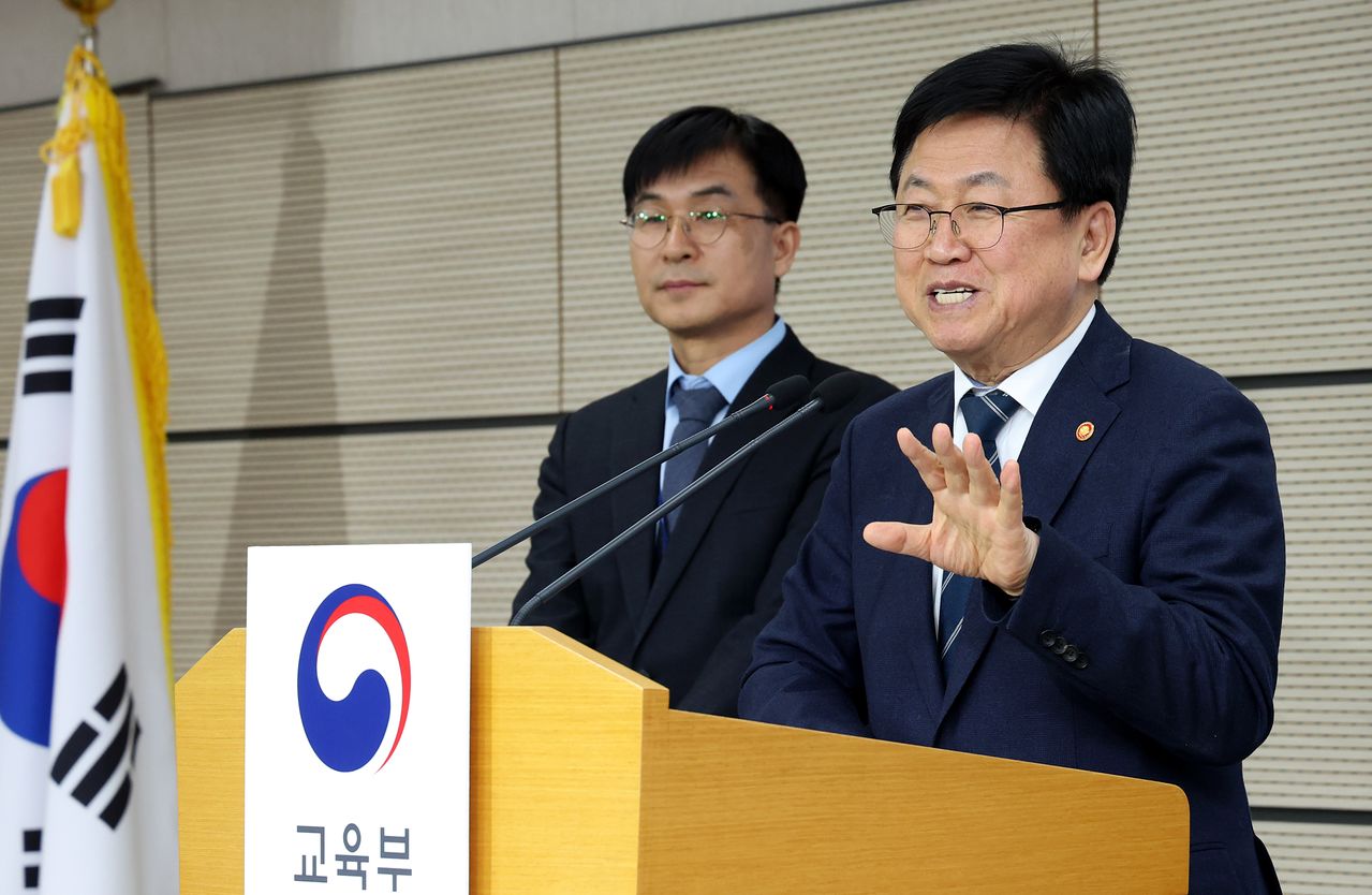 26일 세종시 정부세종청사에서 최교진 교육부 장관이 햇빛 이음학교 사업 추진계획을 발표하고 있다. 뉴스1