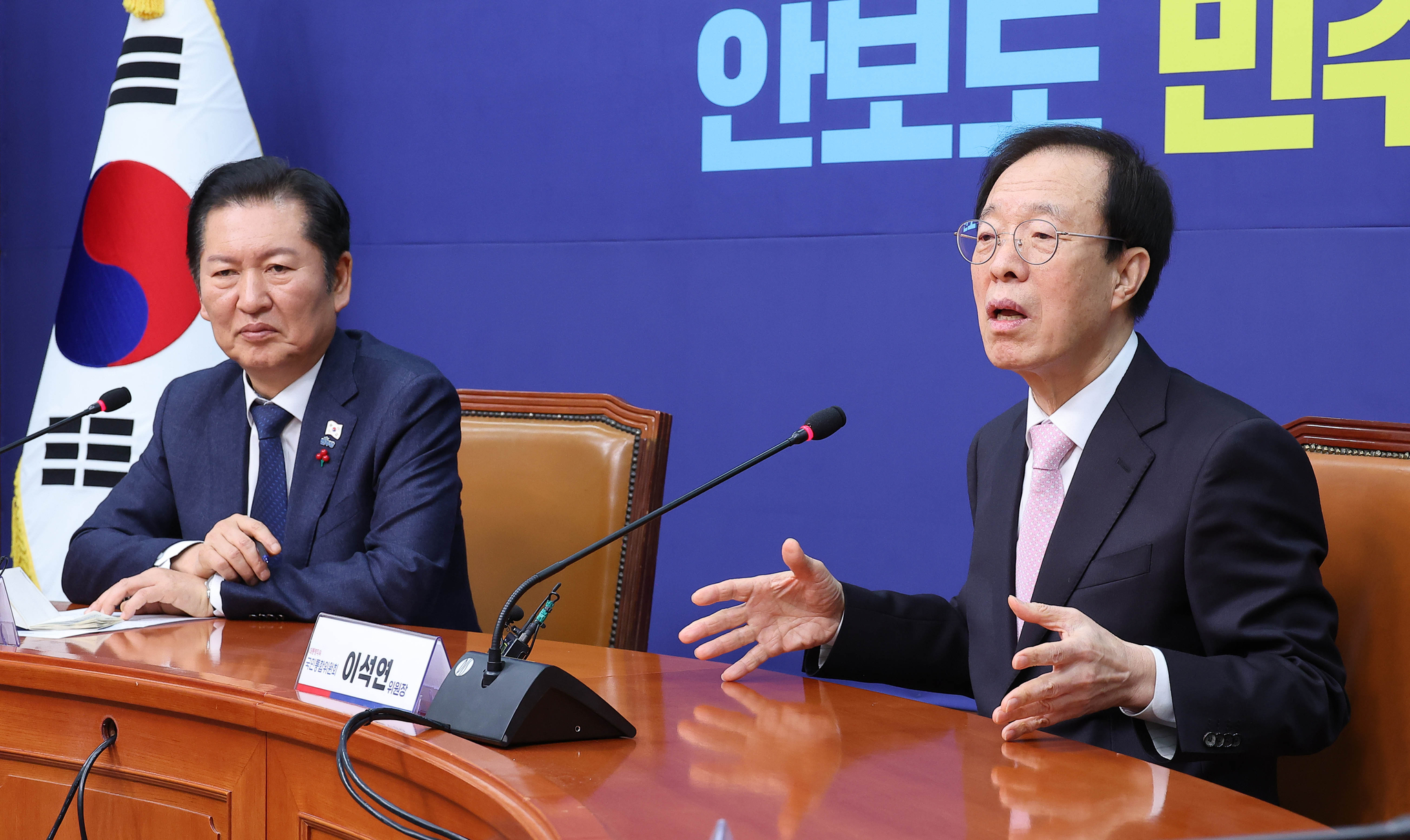 이석연 국민통합위원회 위원장(오른쪽)이 지난해 12월 11일 국회에서 정청래 더불어민주당 대표를 만나 발언하고 있다. 임현동 기자