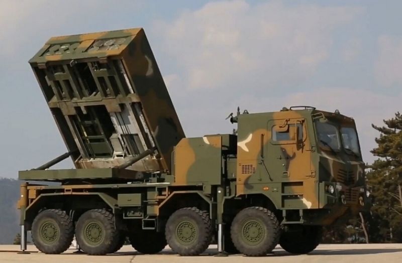 중동과 유럽으로 대규모 수출에 성공한 K239 천무 다연장 로켓. 프랑스군의 구매 후보 중 하나로 거론되고 있으나 국내 네티즌 상당수는 판매를 반대하고 있다. 위키피디아