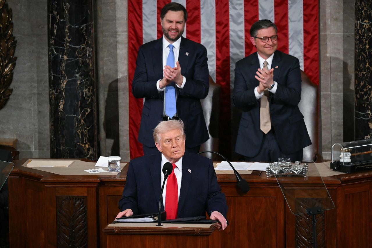 도널드 트럼프 미국 대통령(앞쪽)이 24일(현지시간) 워싱턴 DC 연방 의회 의사당에서 국정연설을 하는 동안 JD 밴스 부통령(뒷줄 왼쪽)과 마이크 존슨 하원의장이 박수를 치고 있다. AFP=연합뉴스
