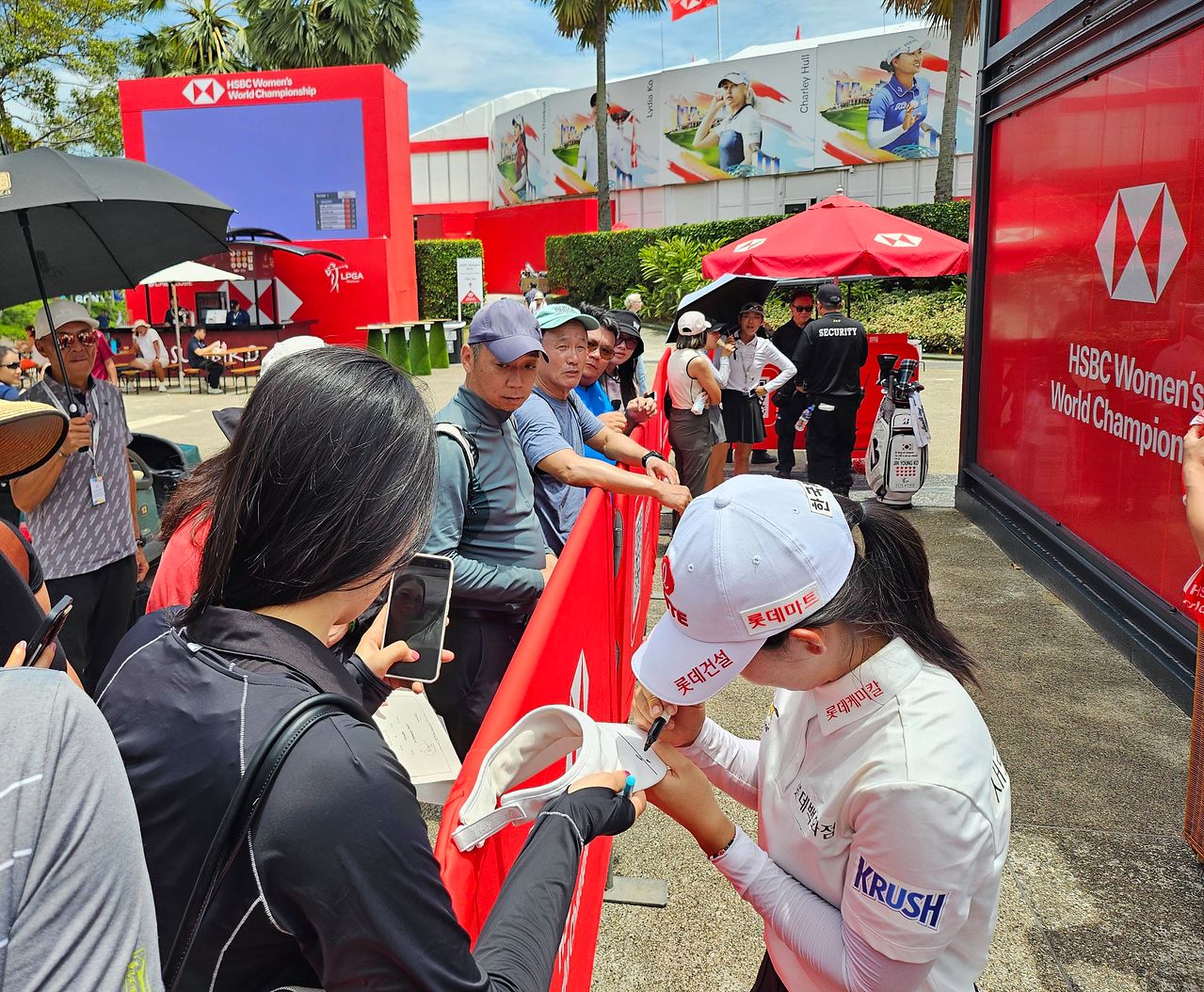 황유민이 26일 싱가포르 센토사 골프클럽 탄종코스에서 열린 LPGA 투어 HSBC 여자 월드 챔피언십 1라운드를 마치고 팬들에게 사인을 해주고 있다. 고봉준 기자