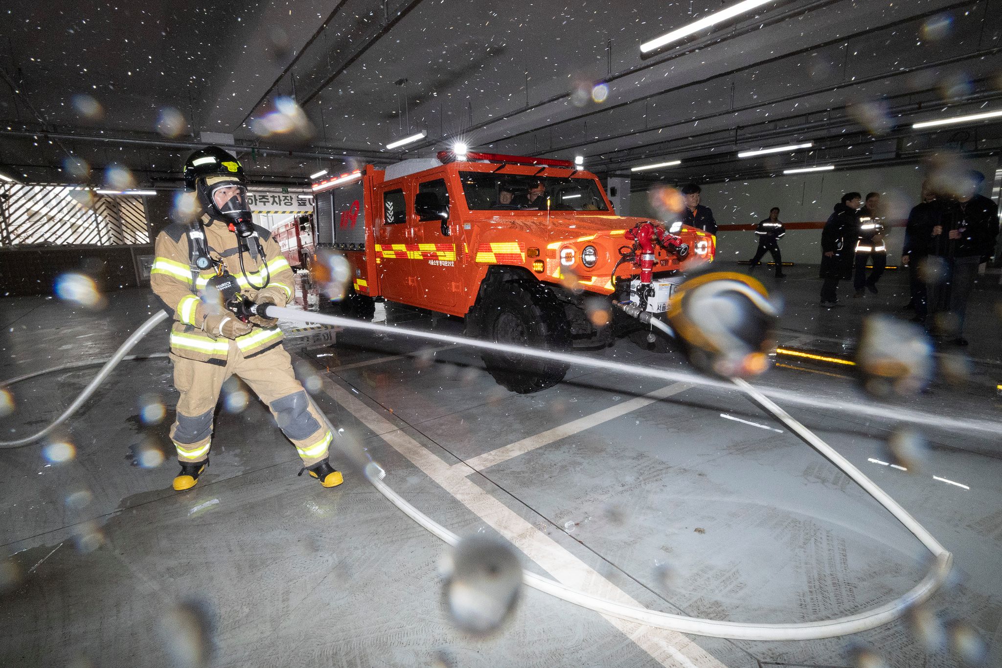소방대원이 저상소방차를 이용해 화재를 진압하는 모습을 연출하고 있다.