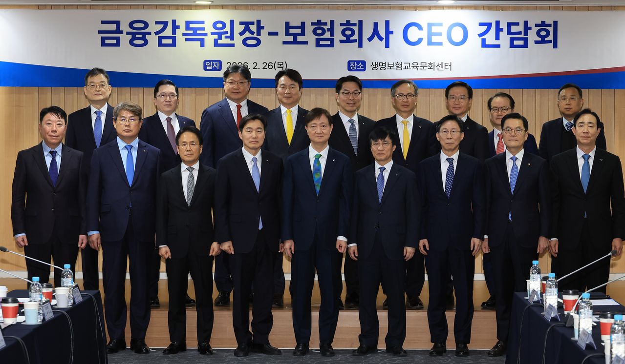 이찬진 금융감독원장이 26일 서울 광화문 생명보험교육문화센터에서 열린 보험회사 CEO간담회에서 생명·손해보험협회장 및 주요 보험회사 CEO와 기념사진을 촬영하고 있다. 연합뉴스