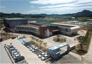 충남 정산중 옥상에 태양광 발전 시설이 설치돼 있다. 태양광과 지열시스템이 적용돼 제로에너지 학교로 인증을 받았다. 사진 교육부