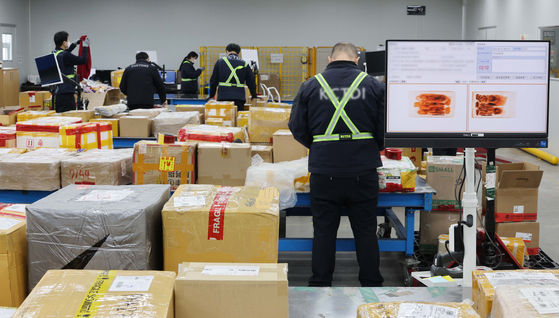 인천 중구 인천공항세관 특송물류센터에서 세관 관계자들이 엑스레이틀 통해 마약류 성분이 함유된 불법의약품을 적발하는 모습. 중앙포토