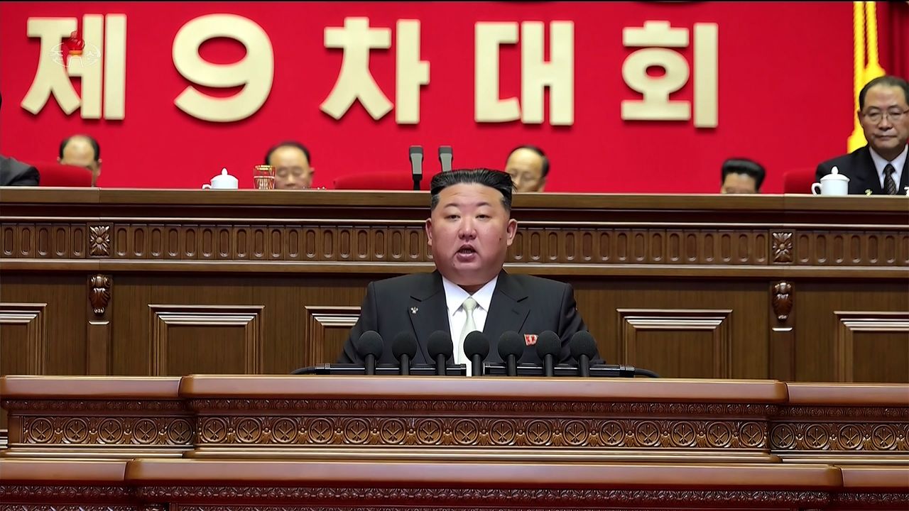 김정은 북한 국무위원장이 지난 19일 평양 4·25문화회관에서 열린 노동당 제9차 대회에서 개회사를 하고 있다. 조선중앙TV 화면=연합뉴스