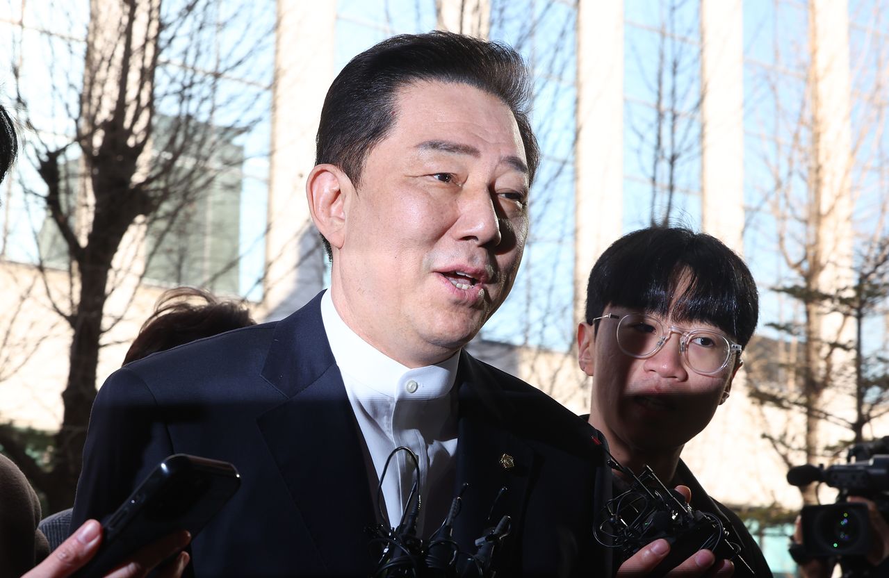 정치자금법 위반 등 각종 비위 의혹을 받는 김병기 무소속 의원이 26일 오전 서울 마포구 공공범죄수사대에서 열린 피의자 조사에 출석하고 있다. 뉴시스