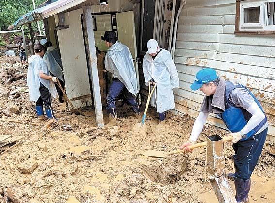 지난해 한수원 임직원의 집중호우 피해 지역 복구 활동 [사진 한수원]