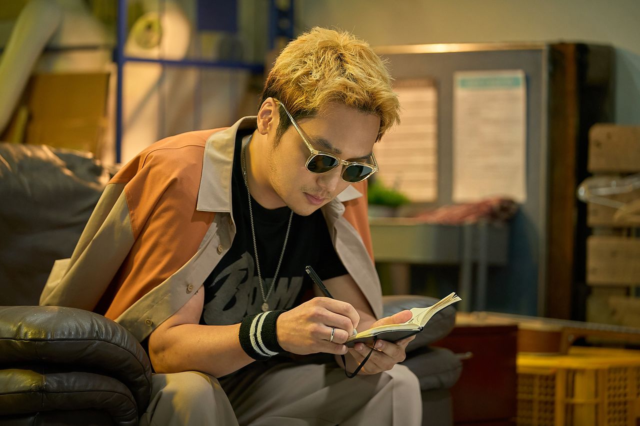 영화 '파반느'의 요한(변요한)은 미정(고아성)과 경록(문상민)의 직장 동료이자, 과거를 숨긴 채 살아가는 자유로운 영혼이다. 미정과 경록 사이의 균형추 역할을 한다. 사진 넷플릭스 