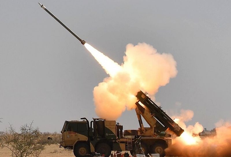 인도의 다연장 로켓인 피나카의 사격 장면. 최근 아르메니아에 공급이 성사되면서 인도산 무기의 자부심으로 거론되고 있다. 위키피디아