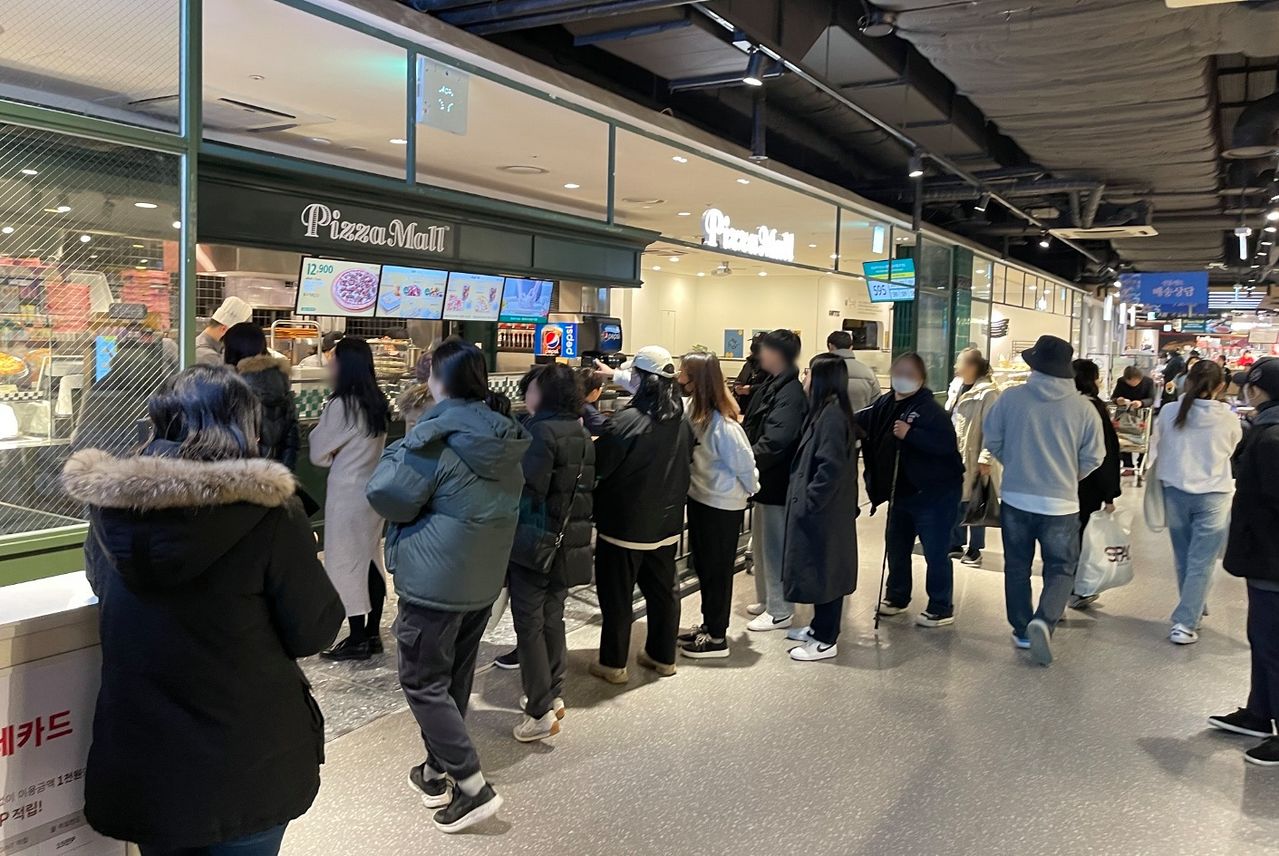 이랜드이츠가 운영하는 피자 브랜드인 피자몰 안산고잔점에 소비자들이 피자를 구매하기 위해 모여있다. 사진 이랜드이츠