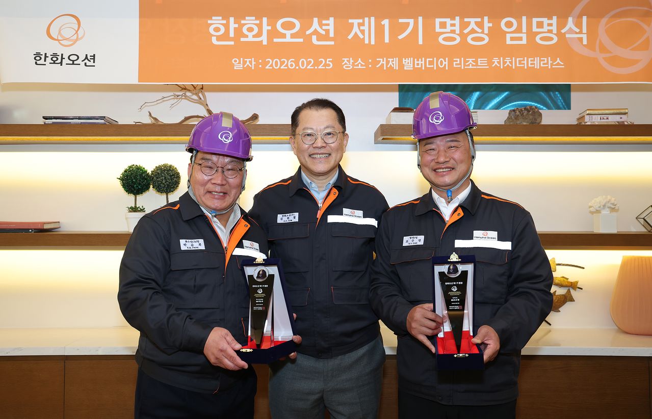 25일 한화리조트 거제 벨버디어에서 한화오션 제1기 명장 임명식이 열렸다. 한화오션 김희철 대표이사(가운데)와 명장으로 선정된 박순복 기원(왼쪽), 조수연 기원(오른쪽)이 기념사진을 찍고 있다. 사진 한화오션