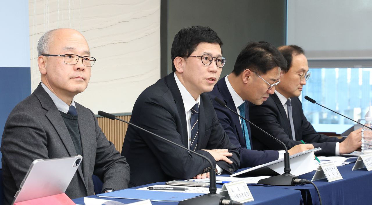 강기룡 재정경제부 차관보를 비롯한 부처 관게자들이 지난 25일 세종시 정부세종청사에서 할당관세 점검 및 제도개선, 교복가격 및 학원비 개선 관리방안 등 민생물가 특별관리 관계장관 TF 사전 브리핑을 하고 있다. 뉴스1