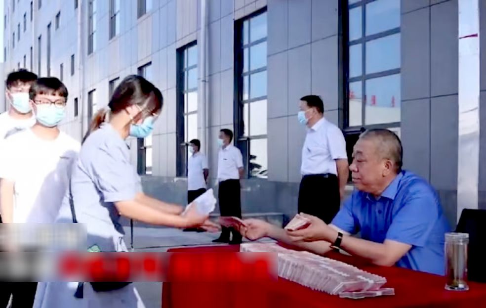 과거에도 추이페이쥔 회장은 직원들에게 성과급을 현금으로 지급했다. 사진 웨이보 캡처