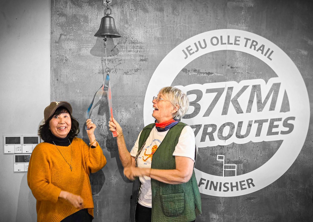 서명숙 제주올레 이사장과 잔느 캐서린 헤니가 제주올레 여행자센터에서 제주올레 완주자 종을 치는 포즈를 취했다. 권혁재 사진전문기자