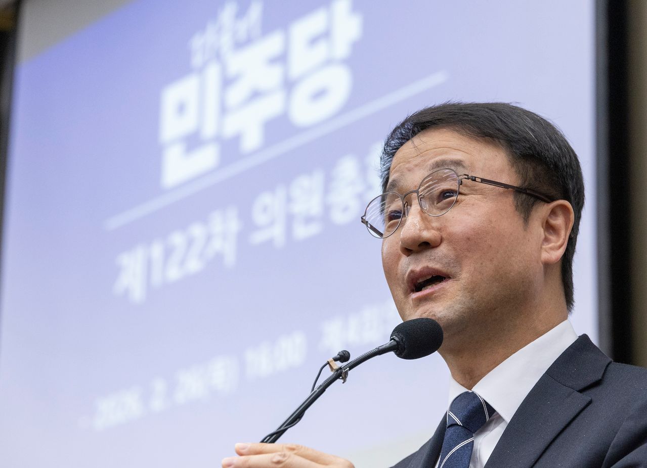 더불어민주당 한병도 원내대표가 26일 국회 본회의에서 '법왜곡죄' 표결에 앞서 열린 의원 총회에서 발언하고 있다. 연합뉴스