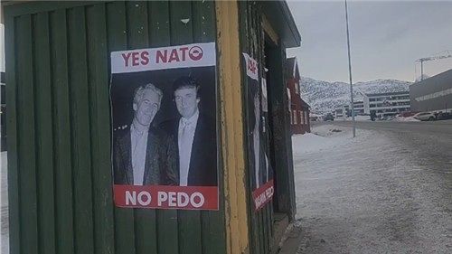 지난달 24일 그린란드 수도 누크의 한 건물 외벽에 미성년 성착취범 엡스타인과 나란히 찍은 젊은 시절의 트럼프 대통령 포스터가 붙어있다. 연합뉴스