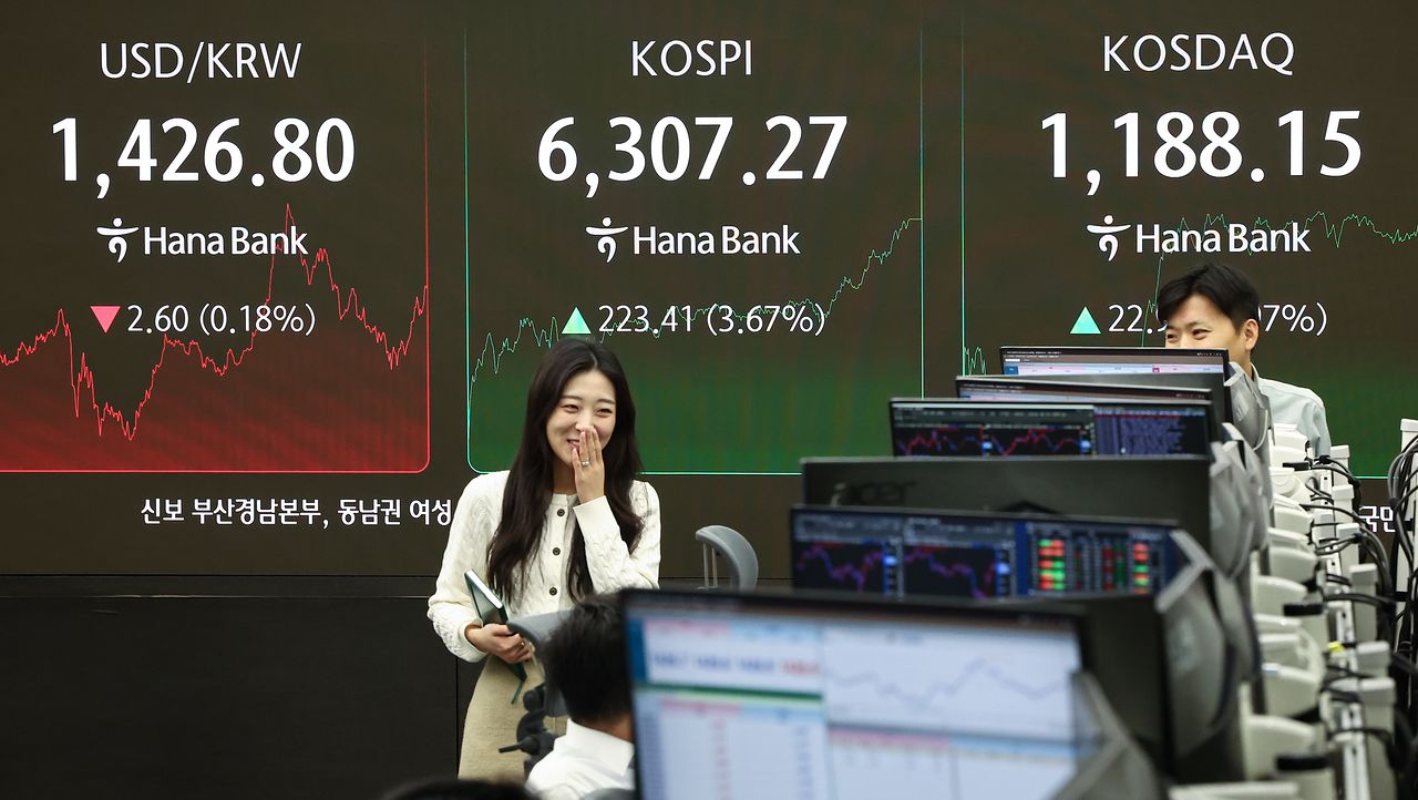 26일 서울 중구 하나은행 본점 딜링룸 전광판에 종가가 표시되고 있다.  이날 코스피는 전 거래일 대비 223.41포인트(3.67%) 오른 6307.27, 코스닥은 전 거래일 대비 22.90포인트(1.97%) 상승한 1188.15로 장을 마쳤다. 뉴스1