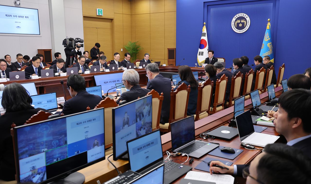 이재명 대통령이 26일 청와대 여민관에서 열린 대통령 주재 수석보좌관회의에서 모두발언을 하고 있다. 청와대사진기자단