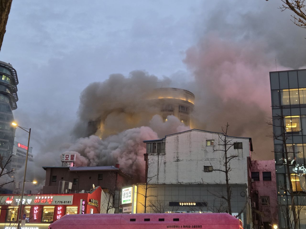26일 오후 6시 22분쭘 서울 중구 북창동의 한 상가 건물에서 화재가 발생했다. 사진 독자, 연합뉴스