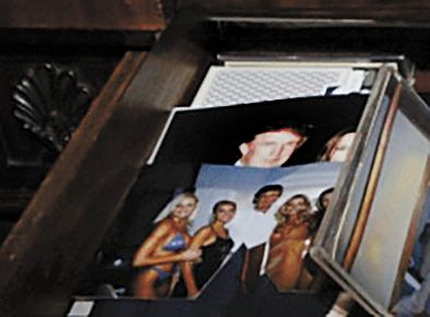 미국 법무부가 지난해 12월 21일(현지시간) 재공개한 엡스타인 관련 파일 속 사진. 왼쪽 하단 서랍 사진 속에 젊은 시절 트럼프 대통령과 엡스타인의 옛 연인이자 공범 길레인 맥스웰 등의 모습이 담겨 있다. 미 법무부 공개 파일 캡처. 연합뉴스