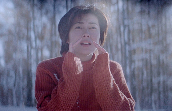 영화 ‘러브레터’에서 세상을 떠난 연인에게 "오겡끼데스까~"를 외치고 있는 주인공. 사진 오드