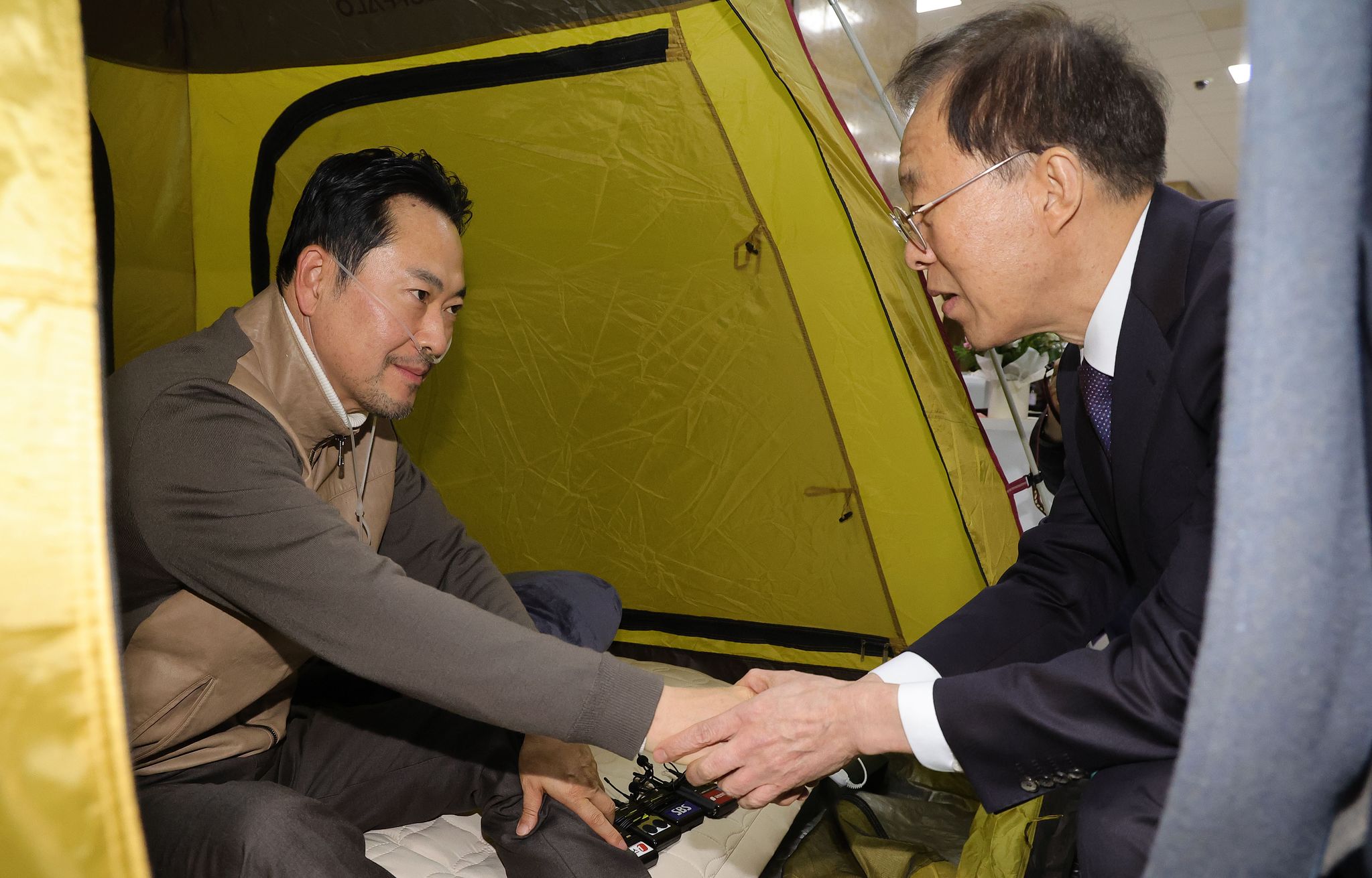 지난달 21일 장동혁 국민의힘 대표가 서울 여의도 국회 로텐더홀 단식 농성장을 찾은 이석연 국민통합위원장과 인사하고 있다. [뉴스1]