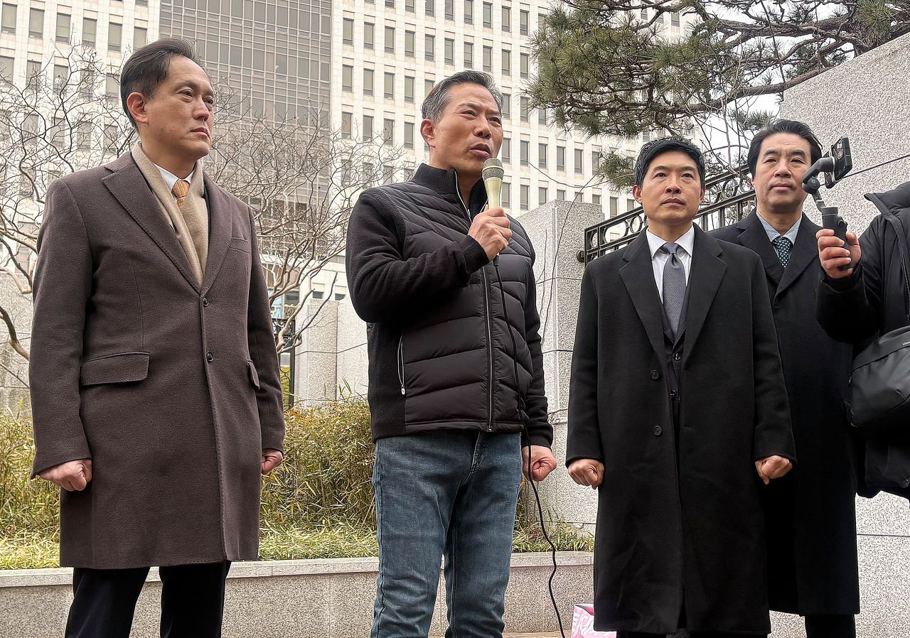 공직선거법 위반 혐의로 기소된 손현보 세계로교회 목사가 지난달 30일 부산 연제구 부산지법에서 열린 선고공판에서 징역 6개월에 집행유예 1년을 선고받고 풀려나 부산지법을 나서며 기자회견을 하고 있다. 뉴스1