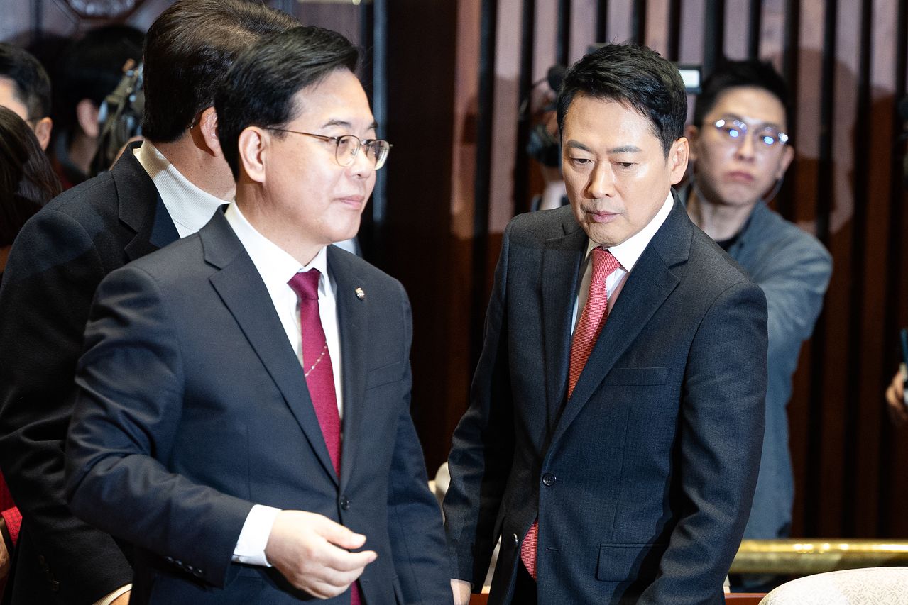 장동혁 국민의힘 대표와 송언석 원내대표가 24일 서울 여의도 국회에서 열린 의원총회에 참석하고 있다. 뉴스1