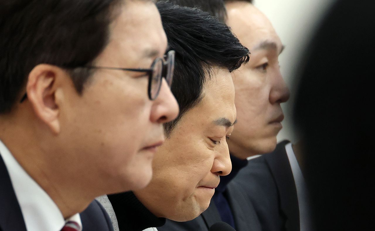 장동혁 국민의힘 대표가 26일 국회에서 열린 최고위원회의에서 잠시 생각에 잠겨 있다.연합뉴스