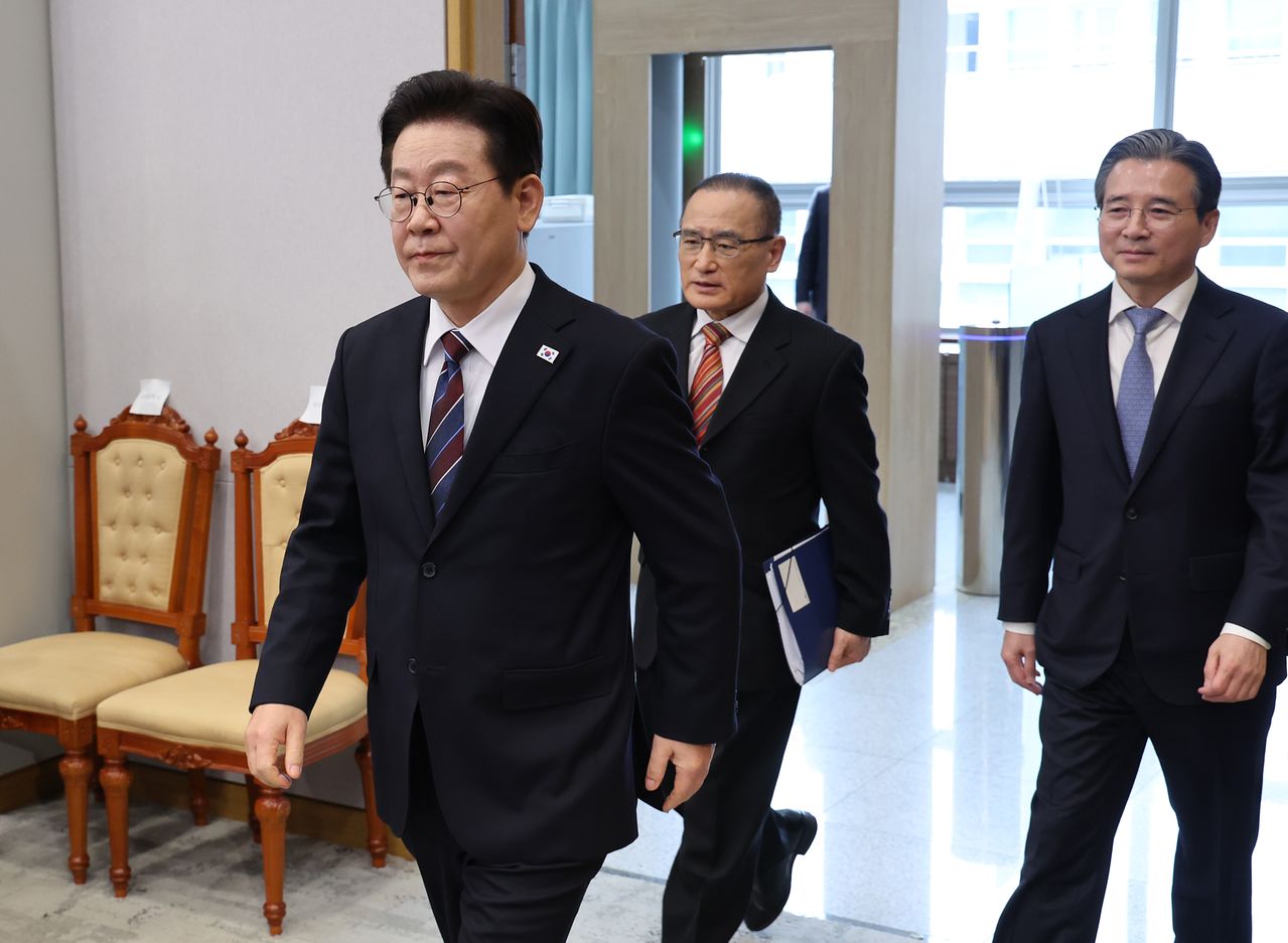 이재명 대통령이 26일 청와대 여민관에서 열린 대통령 주재 수석보좌관회의에 입장하고 있다. 청와대사진기자단