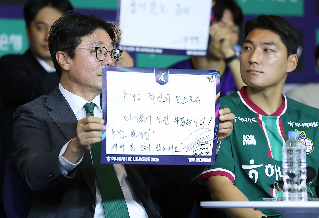 미디어데이 행사에서 새 시즌 각오를 밝힌 K리그1 팀들. 황선홍 대전 감독(위 사진)이 우승 도전 의사를 공개적으로 밝힌 가운데 강원, 안양, 전북, 제주, 인천, 서울(아래 사진) 등도 저마다의 핵심 키워드를 공개했다. [연합뉴스]