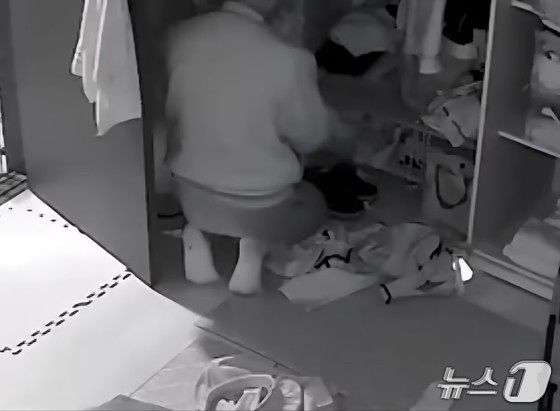 지난해 5월 27일 0시 57분쯤 경북 안동시 한 아파트에 무단 침입한 A씨가 피해자의 옷장을 뒤지고 있는 모습이 가정용 방범 카메라에 찍혔다. 뉴스1