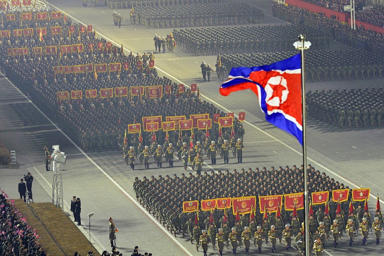 북한이 25일 제9차 노동당 대회 폐막을 기념하는 열병식을 평양 김일성광장에서 개최했다. 김정은 노동당 총비서는 연설에서 "우리 무력은 모든 상황에 준비돼 있다"며 "어떤 세력의 군사적 적대행위에 대해서도 즉시에 처절한 보복공격을 가할 것"이라고 강조했다. 평양 노동신문=뉴스1