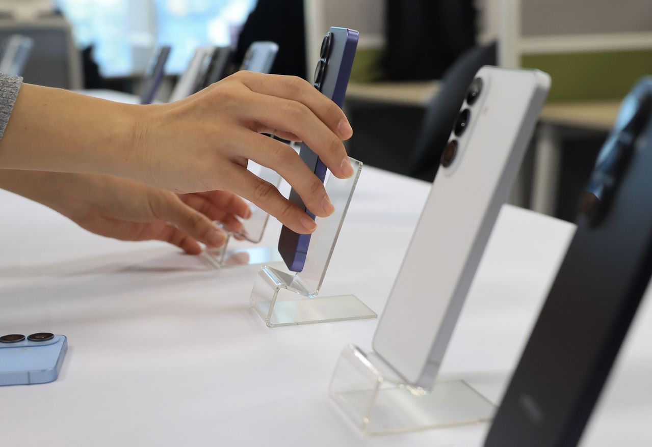 26일 서울 중구 태평로빌딩에서 열린 '삼성 갤럭시 언팩 2026' 행사에 갤럭시 S26, S26플러스, S26울트라 모델이 전시돼 있다. 연합뉴스 