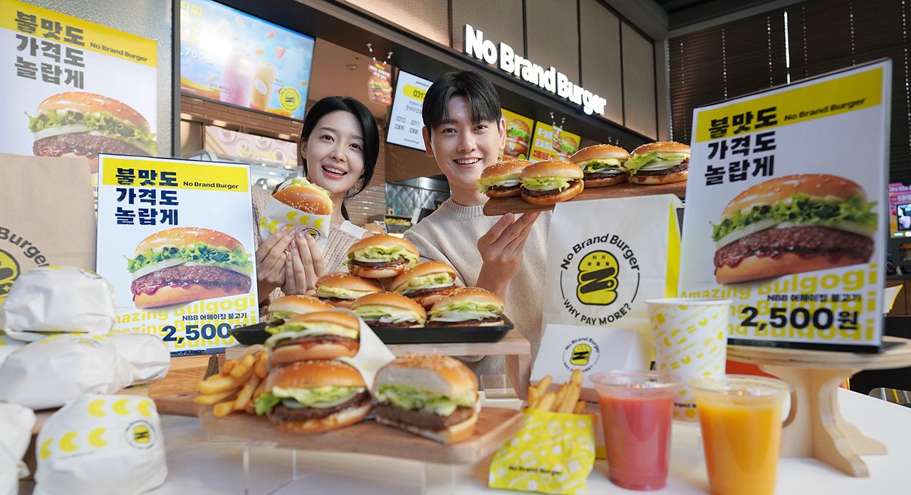 26일 서울 성동구 노브랜드 버거 성수랩점에서 모델들이 노브랜드 버거의 ‘어메이징 불고기’를 소개하고 있다. 사진 신세계푸드