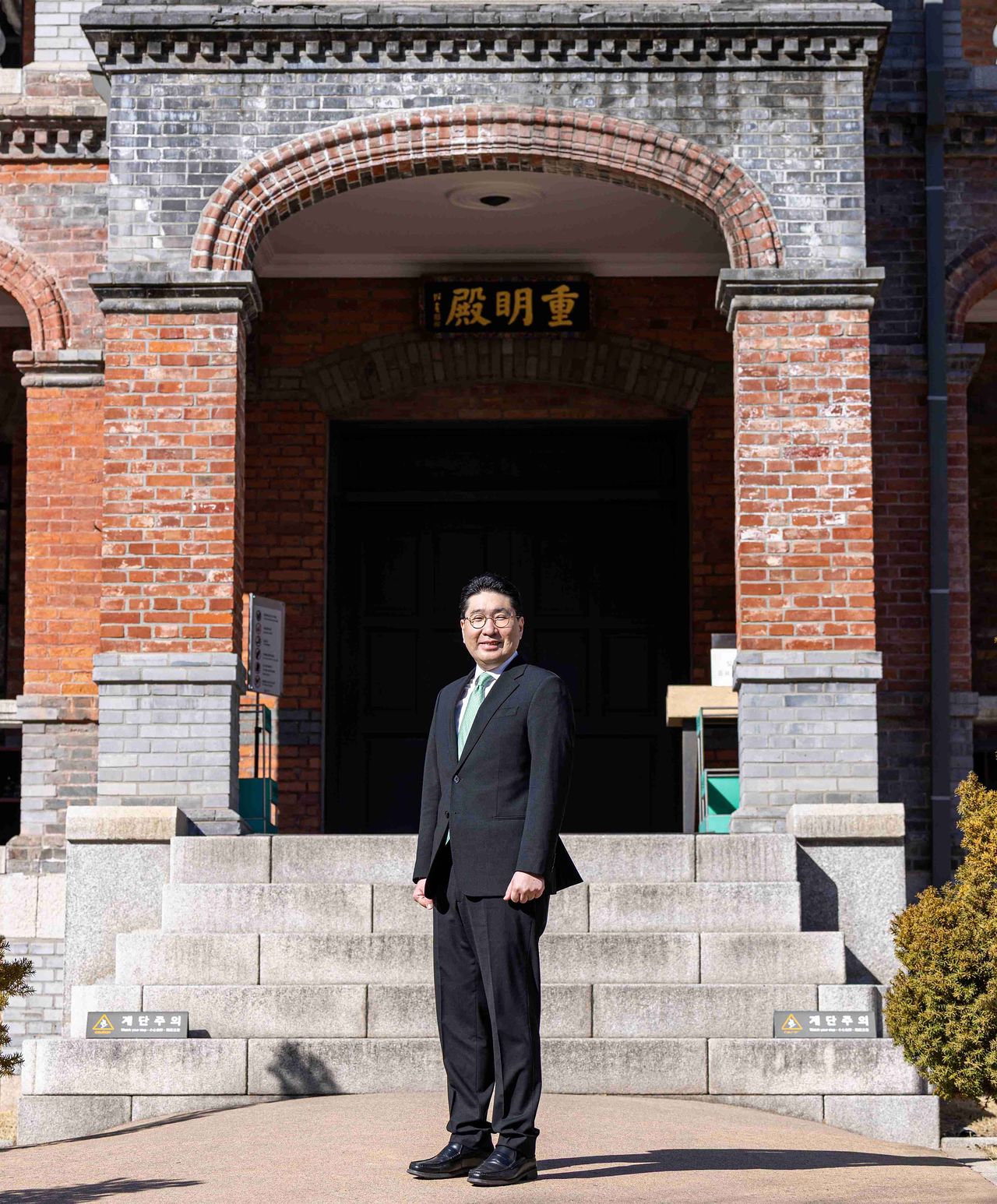 문화유산국민신탁 사무실이 자리하고 있는 덕수궁 중명전(서울 중구) 앞에서 포즈를 취한 이상현 신임 이사장. 사진 문화유산국민신탁