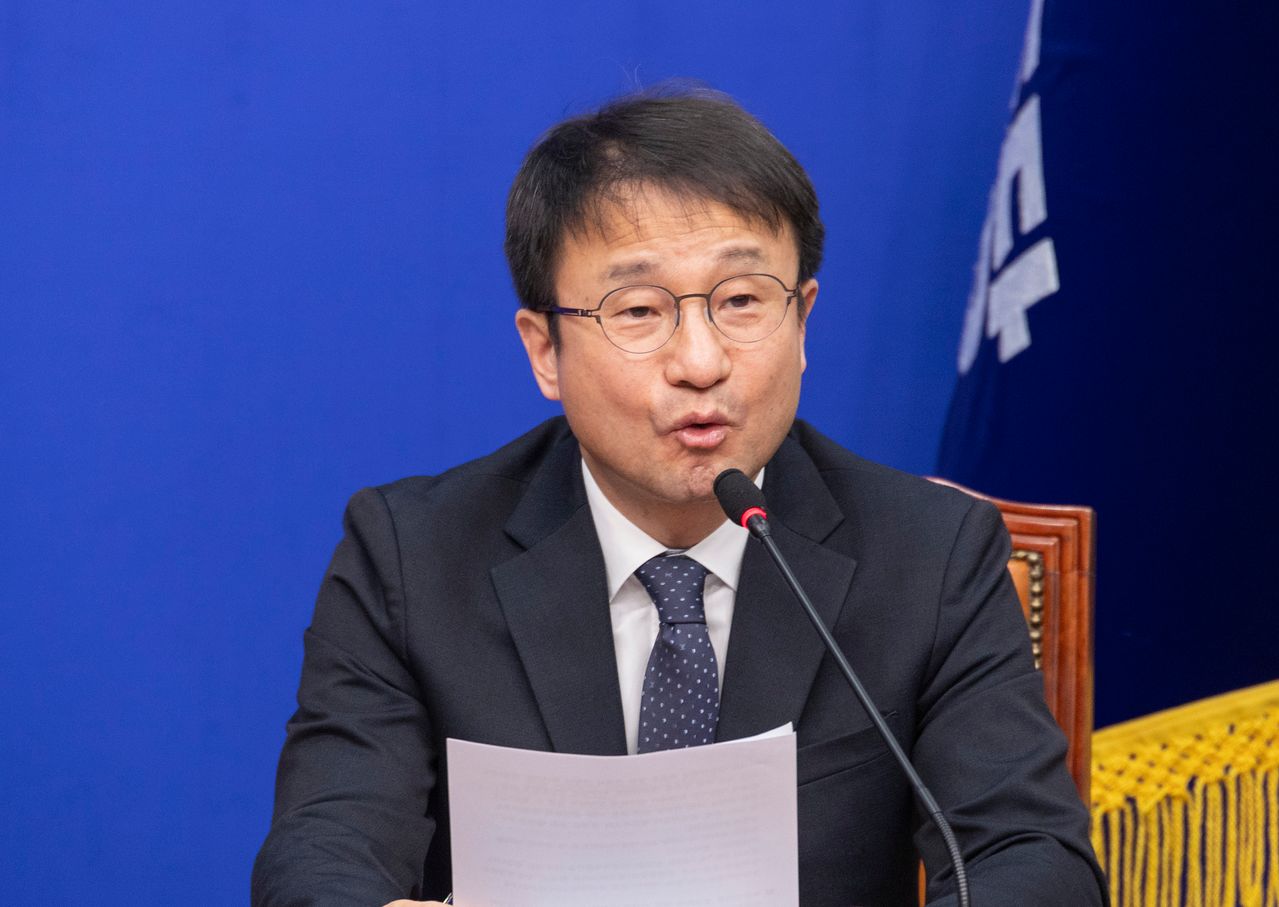 더불어민주당 한병도 원내대표가 25일 국회에서 열린 최고위원회의에서 본회의에 상정된 법안 처리에 대해 발언하고 있다. 연합뉴스