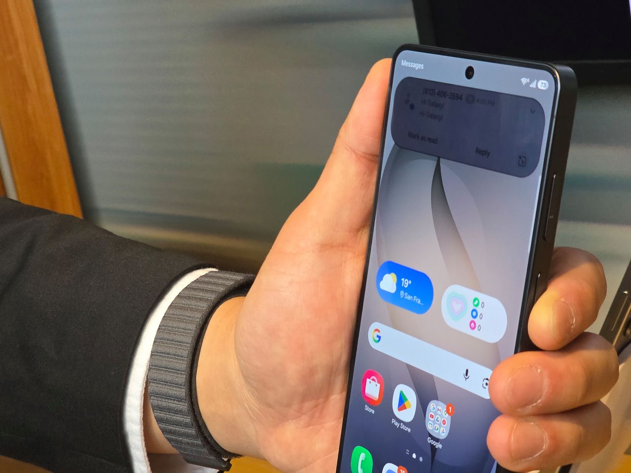 25일(현지시간) 미국 샌프란시스코에서 스마트폰 신제품 출시 행사를 연 삼성전자가 갤럭시 S26 시리즈를 공개했다. 갤럭시 S26 울트라는 프라이버시 디스플레이 기능을 통해 타인에게 알림 메시지만 보이지 않게 차단할 수 있다. 이영근기자