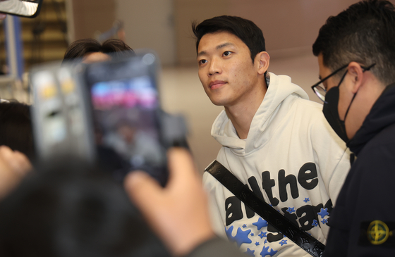 대한민국 남자 축구 국가대표팀 황희찬이 지난 3월 17일 인천국제공항 제2터미널을 통해 귀국해 팬들에게 인사하고 있다. 연합뉴스