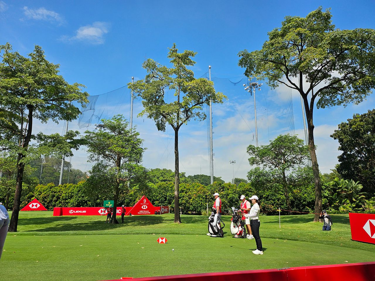 황유민이 26일 싱가포르 센토사 골프클럽 탄종코스에서 열린 LPGA 투어 HSBC 여자 월드 챔피언십 1라운드 11번 홀 티샷을 앞두고 코스를 바라보고 있다. 고봉준 기자