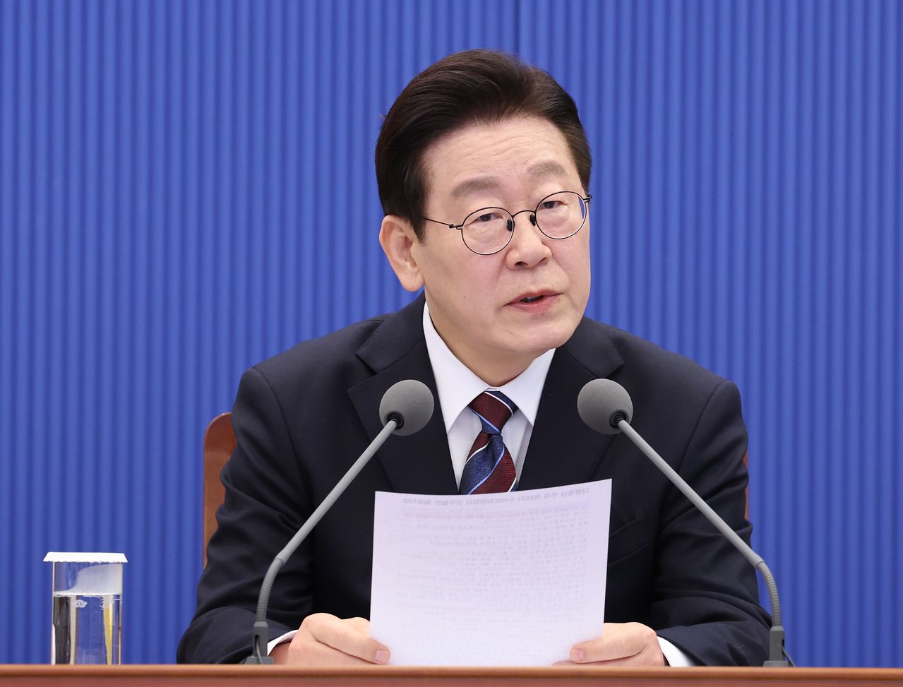 이재명 대통령이 26일 청와대 여민관에서 열린 대통령 주재 수석보좌관회의에서 모두발언을 하고 있다. 청와대사진기자단