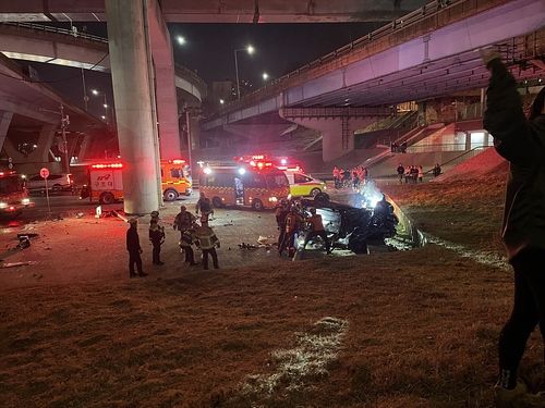 25일 오후 9시 10분쯤 서울 잠수교 북단에서 차량 추락 사고가 발생했다.사진 독자, 연합뉴스