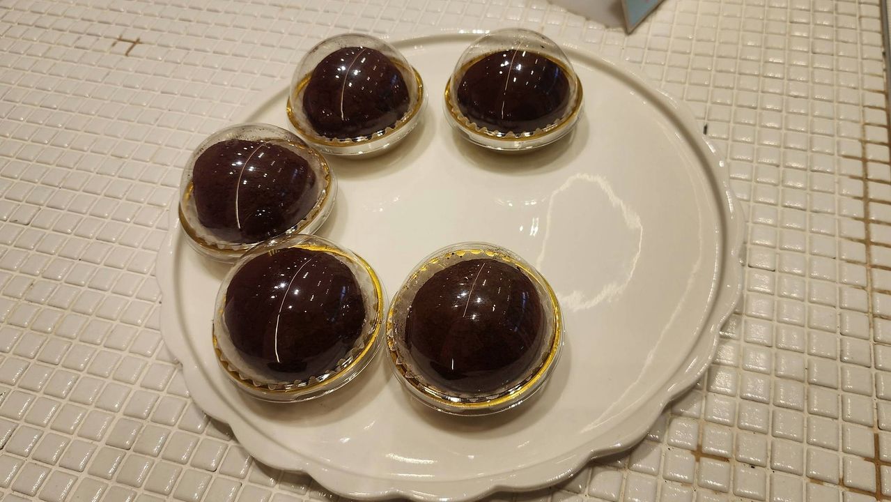 강훈식 대통령 비서실장이 칼둔 아부다비 행정청장에게 ‘두쫀쿠’를 선물했다고 밝혔다. 사진 강훈식 실장 페이스북 캡처