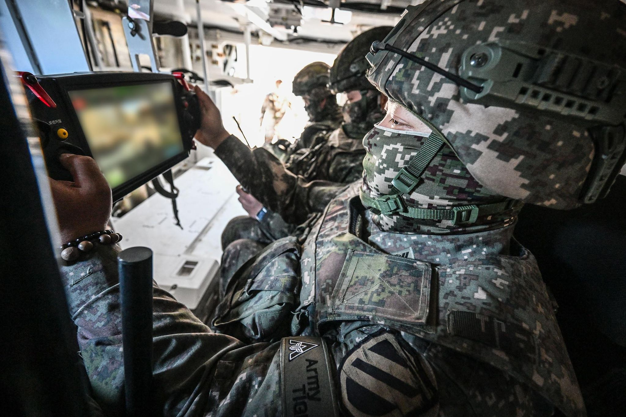 훈련에 참가한 아미 타이거 부대원이 폭발물탐지제거로봇을 원격 조종하고 있다. 사진 육군